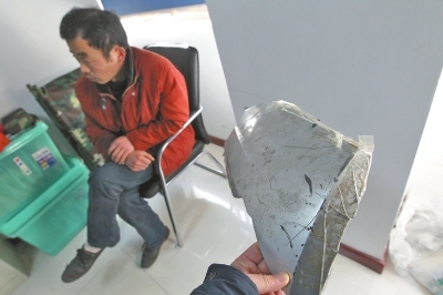 李某撞人后駕車逃逸僅留下一塊保險(xiǎn)杠碎片 李某撞人后駕車逃逸僅留下一塊保險(xiǎn)杠碎片