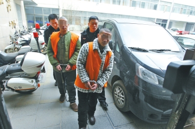 倆刑釋男子，冒充“富二代”，微信搜附近的人，專搶出入娛樂場所女性