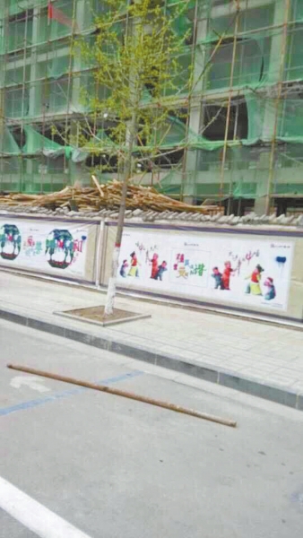 事發(fā)現(xiàn)場，奪命的鋼管還在地上。