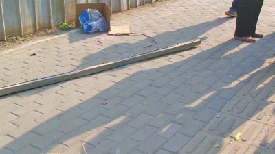 砸傷環(huán)衛(wèi)工朱某腿部的就是這根木棒 砸傷環(huán)衛(wèi)工朱某腿部的就是這根木棒