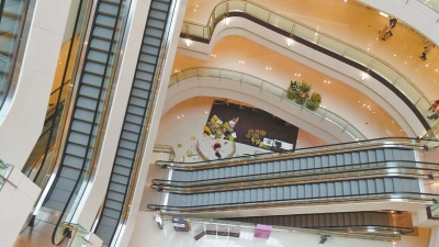 記者趕到現(xiàn)場時看到，墜樓女子面部朝下，上身穿粉紅色長袖上衣，下身穿黑色長褲，腳上沒有鞋。