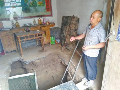王廷學(xué)在家中屋子里挖出了一個深坑 王廷學(xué)在家中屋子里挖出了一個深坑