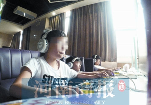 這家名為優(yōu)客體育競(jìng)技俱樂(lè)部的店內(nèi)，有許多未成年人在上網(wǎng)玩游戲