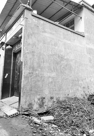 李曉陽(yáng)跳下來(lái)的位置位于家里的二樓平臺(tái)上，距離地面五六米高。