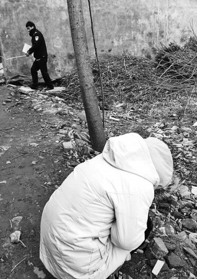 案發(fā)現(xiàn)場(chǎng)附近，死者的姐姐在痛哭。