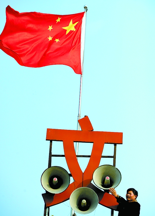 11月15日，新蔡縣磚店鎮(zhèn)黨員劉新峰在村口架起三個(gè)大喇叭，向群眾及時(shí)宣傳十八大精神。