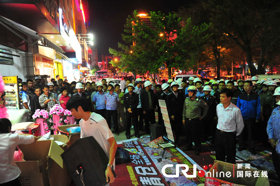 　2012年12月26日晚，海南省三亞市，三亞市綜合行政執(zhí)法局河西大隊(duì)近百名城管上街執(zhí)法。