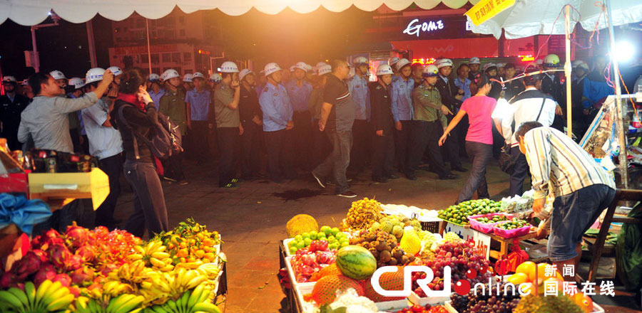 2012年12月26日晚，海南省三亞市，三亞市綜合行政執(zhí)法局河西大隊(duì)近百名城管上街執(zhí)法。