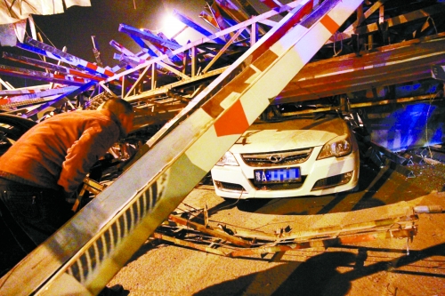 掉下的廣告牌把車(chē)砸得不輕