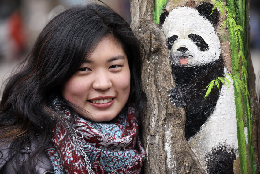 　3月1日，在河北省石家莊市九中街，王月與她的“樹洞畫”作品拍攝合影。