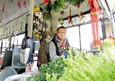 米奇、中國結(jié)、流氓兔、綠色植物、各種表情的小豬裝扮車廂