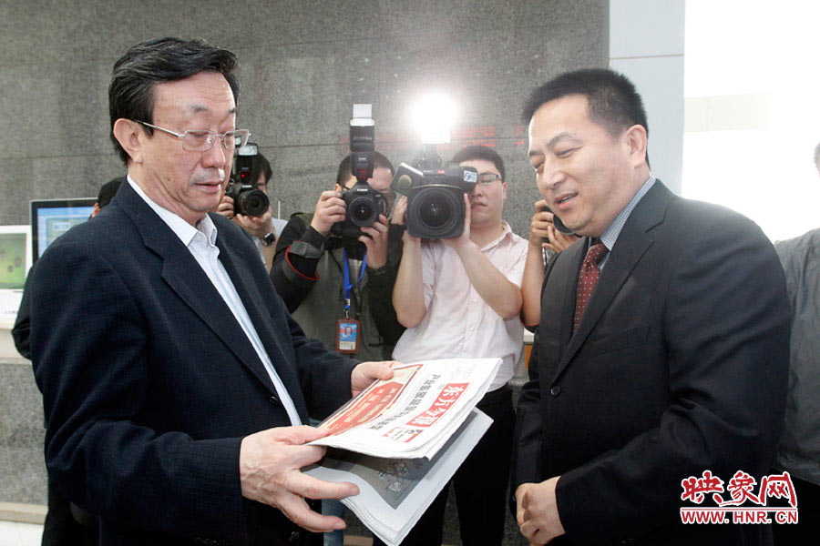 東方今報(bào)報(bào)社社長(zhǎng)趙國(guó)平向河南省委書記、省人大常委會(huì)主任郭庚茂匯報(bào)東方今報(bào)的內(nèi)容、發(fā)行等情況 東方今報(bào)