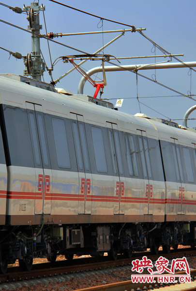 調(diào)試中的地鐵，電線已經(jīng)抬起充電