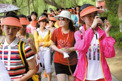 未名湖畔，游人紛紛拍照留念。