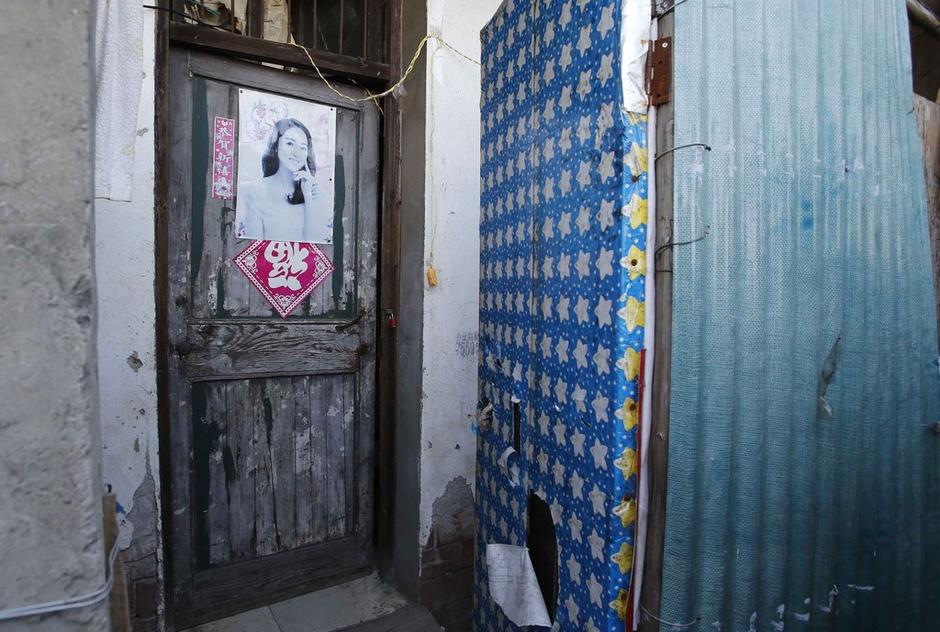 36歲的河南信陽打工者陳小龍?jiān)谶@里租了一間屋子住，2012年底開始，他偷偷在出租屋里挖地窖。