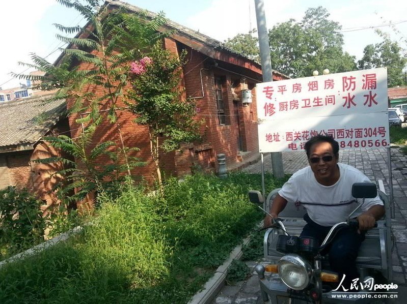 圖為縣委大院依然沒(méi)有配備專(zhuān)職保安，群眾可以隨意進(jìn)入。圖片來(lái)源：人民網(wǎng)