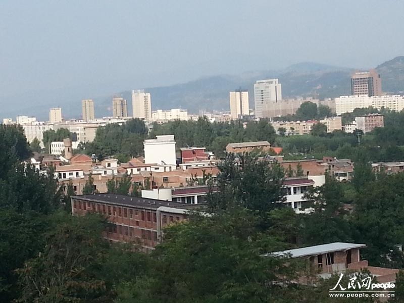 圖為盧氏縣委的土坯辦公房在高樓林立的縣城很不起眼。圖片來(lái)源：人民網(wǎng)