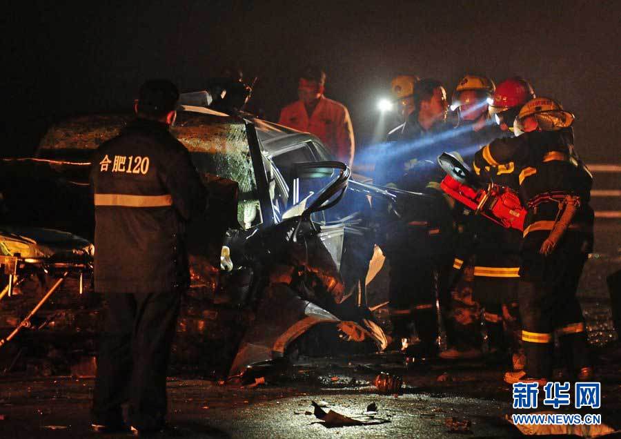 2013年1月9日，合肥，事故現(xiàn)場(chǎng)，兩輛受損車輛已經(jīng)全部變形