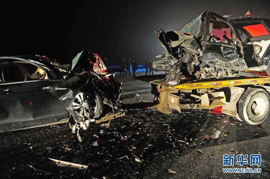 2013年1月9日，合肥，事故現(xiàn)場(chǎng)，兩輛受損車輛已經(jīng)全部變形