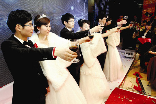 湖北三胞胎兄弟同日娶妻 湖北三胞胎兄弟同日娶妻