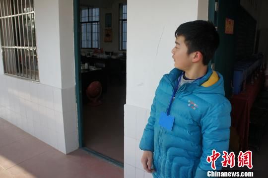 對(duì)于幾年如一日照顧他的同學(xué)余興泉，14歲的左臣心里充滿了感激。 李俊杰 攝