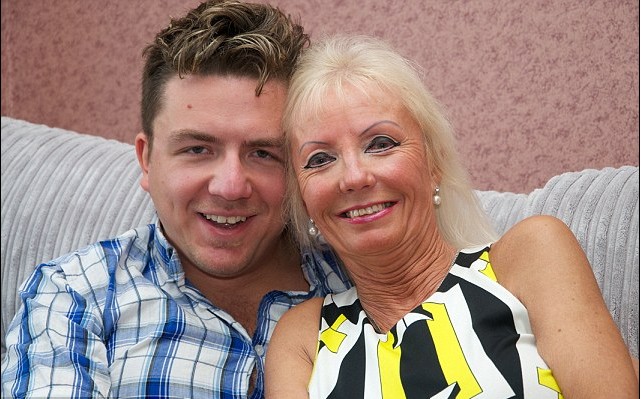 英67歲老婦隆胸后與29歲小伙相戀 英67歲老婦隆胸后與29歲小伙相戀