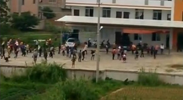 網(wǎng)傳泉州村民押特警 網(wǎng)傳泉州村民押特警