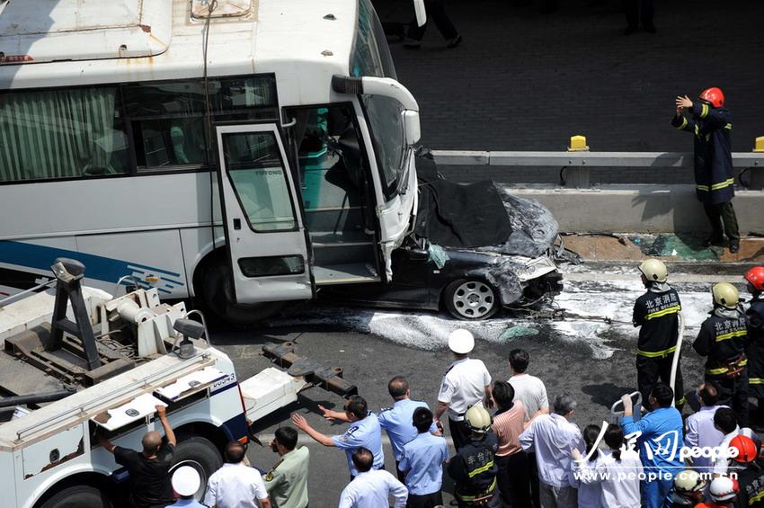 北京大客車追尾碾壓奧迪司機被困車中。