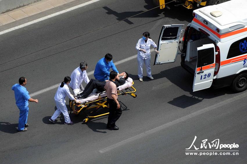 北京大客車追尾碾壓奧迪司機被困車中。