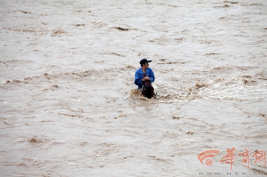 消防官兵試圖將救援的繩索扔到河中央，然而嘗試幾次都失敗。此時(shí)，河水已經(jīng)淹沒到四周，男子在一平方米的“