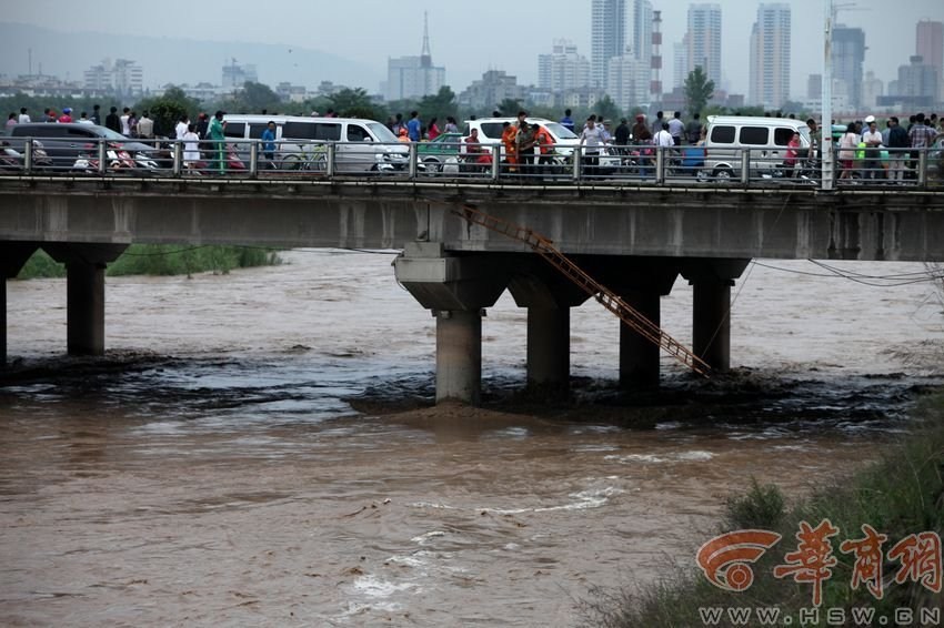 男子被洪水沖走。