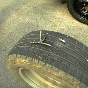 修車(chē)鋪撒鐵釘扎車(chē)胎