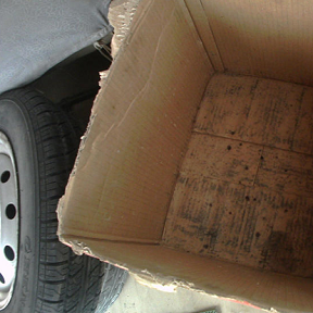 修車(chē)鋪撒鐵釘扎車(chē)胎