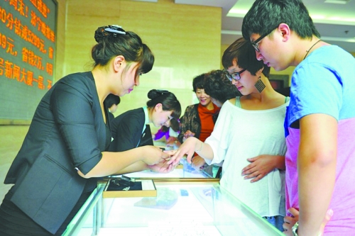 在北上廣等一線城市，鉆戒價(jià)格與國際接軌，價(jià)格不高，引發(fā)市民搶購潮。