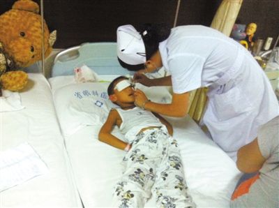 昨日傍晚，山西省眼科醫(yī)院醫(yī)生給斌斌點了兩次“眼藥水”。