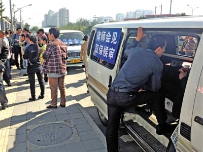 昨日，朝陽(yáng)區(qū)看守所門前有人排隊(duì)。大門外還停有多輛寫(xiě)有“律師會(huì)見(jiàn)”字樣的車。