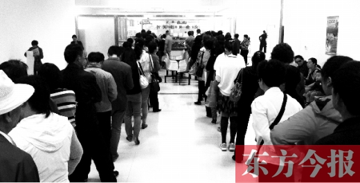 昨日上午，鄭州市社保辦事大廳，辦事的群眾排起長隊