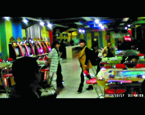 每臺(tái)賭博機(jī)跟前都有一個(gè)專(zhuān)門(mén)的工作人員服務(wù)(非正常拍攝) 每臺(tái)賭博機(jī)跟前都有一個(gè)專(zhuān)門(mén)的工作人員服務(wù)(非正常拍攝)