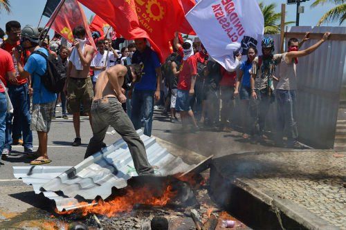 當(dāng)?shù)貢r間10月21日，巴西里約熱內(nèi)盧近海一座油田舉行開采權(quán)競標(biāo)，引發(fā)示威者抗議，與負(fù)責(zé)安保的大量配槍巡邏士兵發(fā)生沖突。 CFP