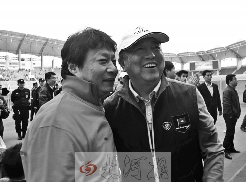 比賽結(jié)束后，老胡熱情擁抱老唐。