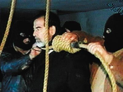 警衛(wèi)給薩達(dá)姆套上絞刑工具。