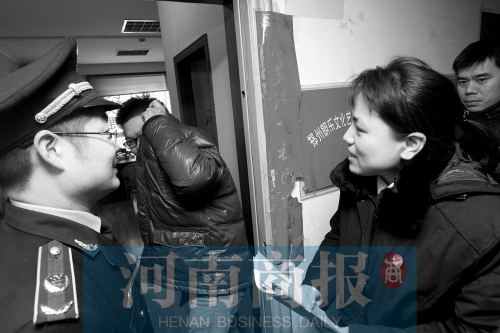 城管巡回法庭法官，到因違反城市管理的受罰當(dāng)事單位送傳票