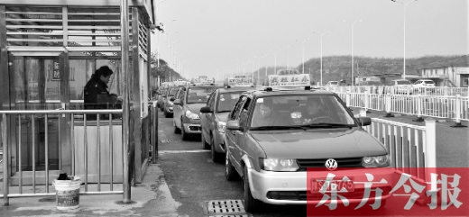 信陽(yáng)西出站口排隊(duì)的出租車