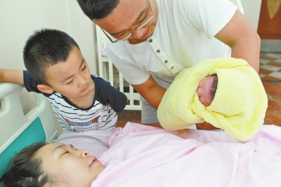 一家四口其樂融融，但二孩證卻讓男主人操心。