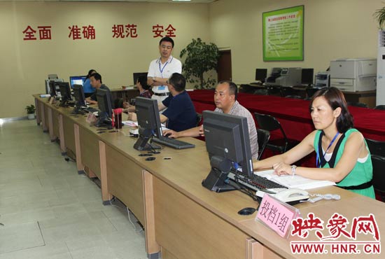 今年我省高招錄取工作正在平穩(wěn)正常開展，圖為投檔組工作人員。