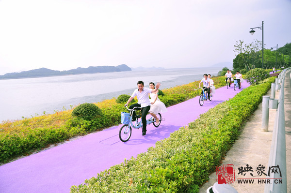 初夏喜宴八方客,千島笑迎粉佳人。