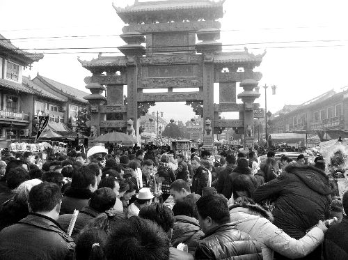 比春運更擠的地方是?？h廟會(組圖)