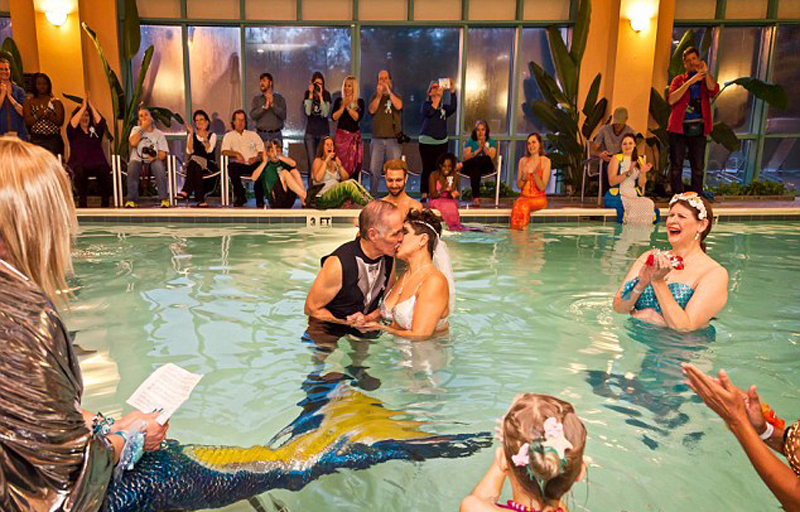 美國(guó)舉辦美人魚(yú)大會(huì) 超300名"人魚(yú)"盛裝參加