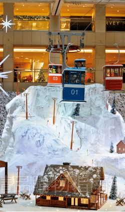 為了別出心裁,商場不惜花重金在商場里打造冰雪世界。