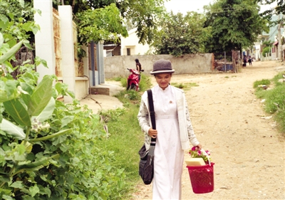 美奈漁村內(nèi),放學(xué)歸來的女學(xué)生。　拍者　談海敏